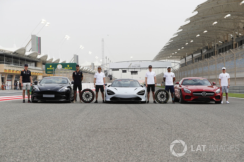 Max Verstappen, Red Bull Racing, Daniel Ricciardo, Red Bull Racing, con el Aston Martin Vanquish S. 