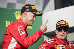 Гонщики Ferrari Себастьян Феттель и Кими Райкконен