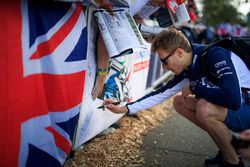 Sergey Sirotkin, Williams firma autógrafos para los fanáticos