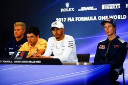 Marcus Ericsson, Sauber C36, Carlos Sainz Jr., Renault Sport F1 Team, Lewis Hamilton, Mercedes AMG F