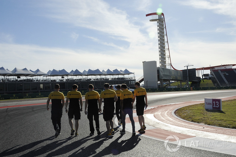 Carlos Sainz Jr., Renault Sport F1 Team camina con el equipo por el circuito