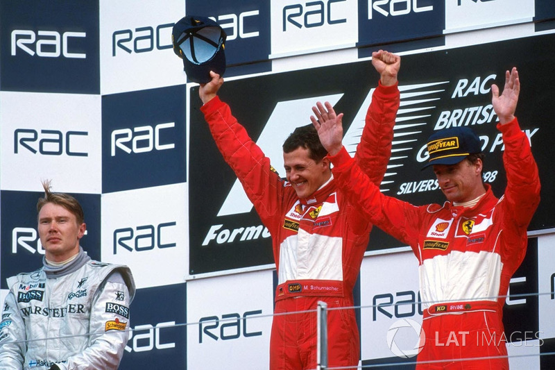 Podio: ganador de la carrera Michael Schumacher, Ferrari, segundo Mika Hakkinen, McLaren, tercero Eddie Irvine, Ferrari