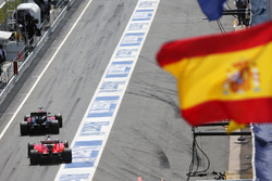 Fernando Alonso, McLaren MP4-31 lidera a Sebastian Vettel, Ferrari SF16-H