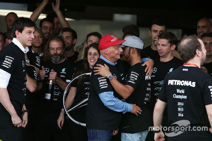 Mercedes celebra el campeonato de constructores de F1 2016
