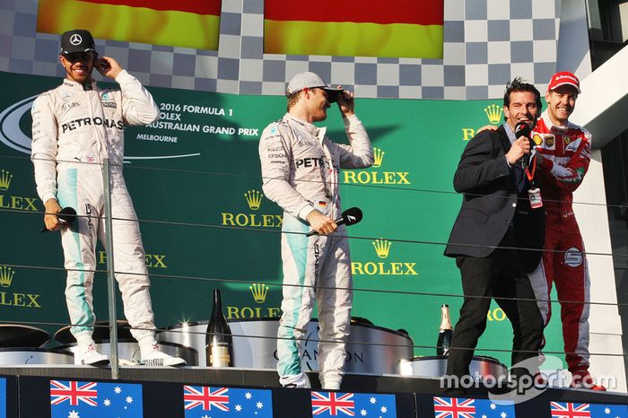 Podio: ganador Nico Rosberg, Mercedes AMG F1 Team, segundo lugar Lewis Hamilton, Mercedes AMG F1 Team, tercer lugar Sebastian Vettel, Ferrari con Mark Webber, piloto de Porsche Team WEC y presentador de Channel 4