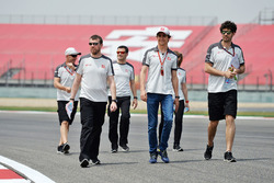 Esteban Gutierrez, Haas F1 Team camina el circuito con el equipo