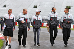 Ромен Грожан, Haas F1 Team, прогулюється трасою з командою