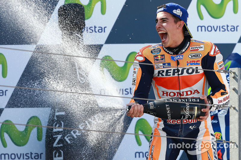 Podio: il vincitore della gara Marc Marquez, Repsol Honda Team festeggia con lo champagne