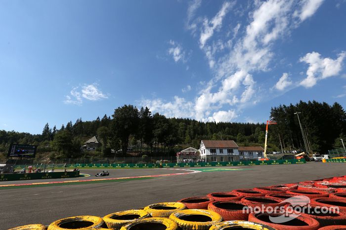 Os freios também acabam por ser pouco exigidos. Os destaques ficam na freada de Bus Stop e da La Source, curvas lentas, além da redução de velocidade na Les Combes, ao fim da longa reta. 