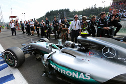 Il vincitore della gara Nico Rosberg, Mercedes AMG F1 W07 Hybrid entra nel parco chiuso