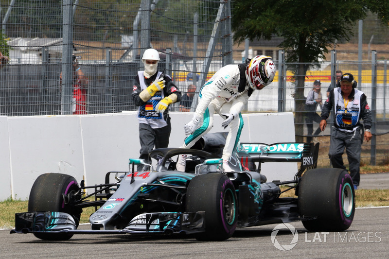Lewis Hamilton, Mercedes-AMG F1 W09 stops on track