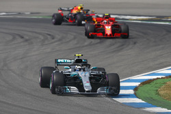 Valtteri Bottas, Mercedes AMG F1 W09, lidera sobre Kimi Raikkonen, Ferrari SF71H, y Max Verstappen, Red Bull Racing RB14