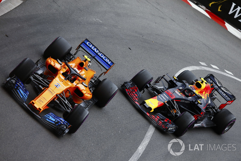 Stoffel Vandoorne, McLaren MCL33, y Max Verstappen, Red Bull Racing RB14