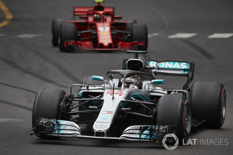 Lewis Hamilton, Mercedes AMG F1 W09, leads Kimi Raikkonen, Ferrari SF71H