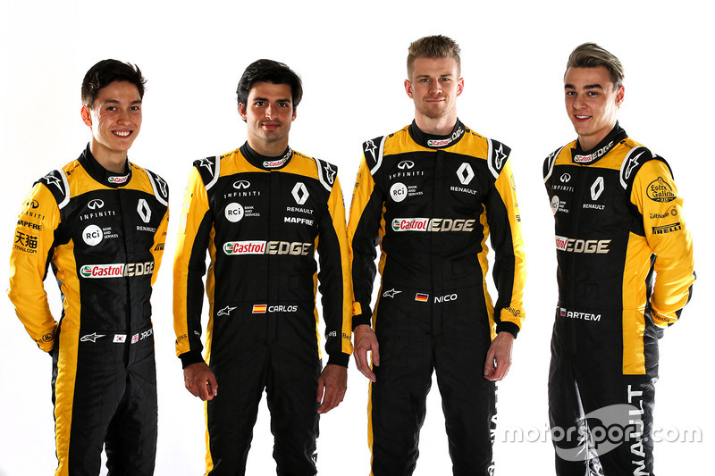Гонщики Renault Sport F1 Team Карлос Сайнс-мл. и Нико Хюлькенберг, тест- и резервные пилоты Джек Эйт