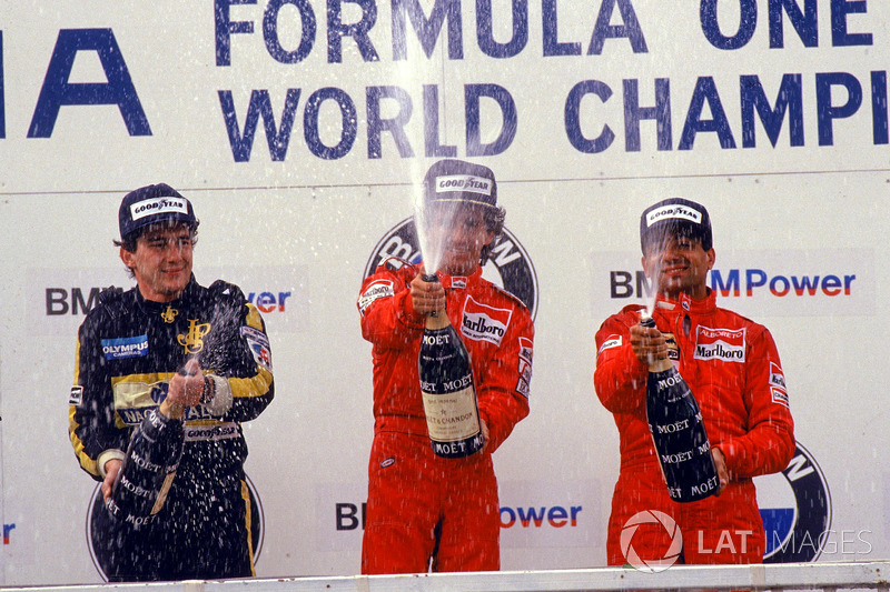 Podium: winnaar Alain Prost, McLaren, tweede Ayrton Senna, Lotus, derde Michele Alboreto, Ferrari