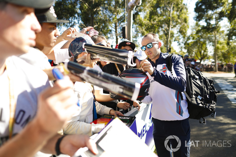 Robert Kubica, Williams Martini Racing, firma autografi ai fan