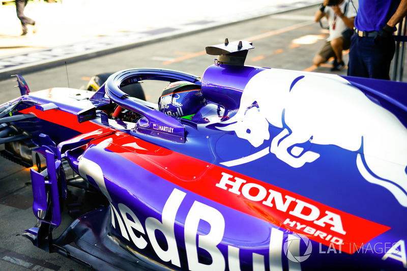 Brendon Hartley, Toro Rosso STR13 Honda, leaves the garage