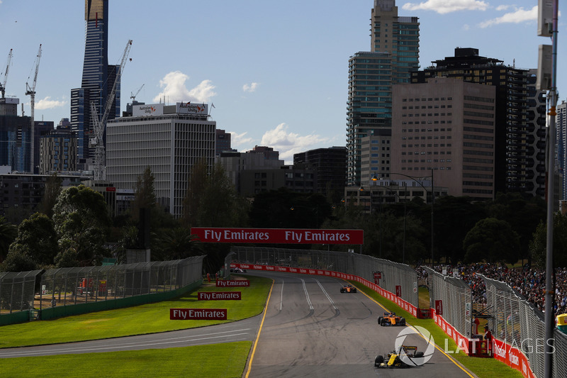 Carlos Sainz Jr., Renault Sport F1 Team R.S. 18, Fernando Alonso, McLaren MCL33 Renault, and Stoffel Vandoorne, McLaren MCL33 Renault