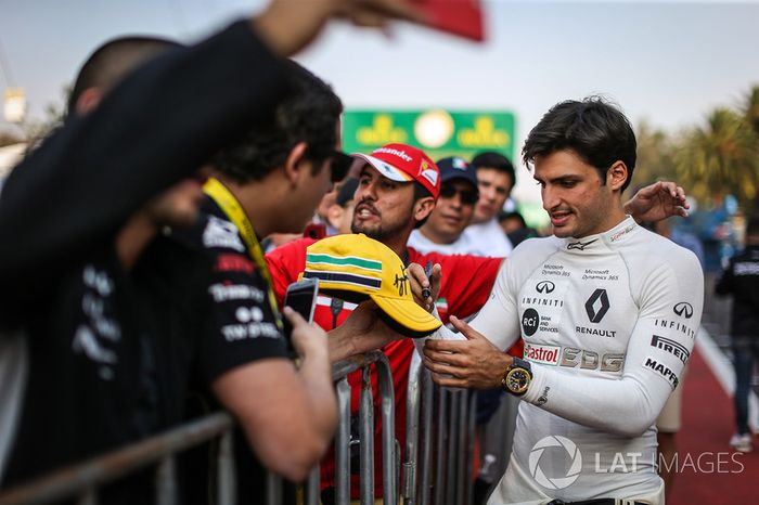 Carlos Sainz Jr., Renault Sport F1 Team firma de autógrafos
