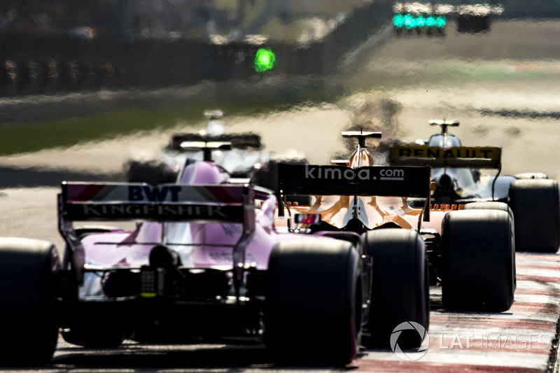 Stoffel Vandoorne, McLaren MCL33 Renault, Esteban Ocon, Force India VJM11 Mercedes