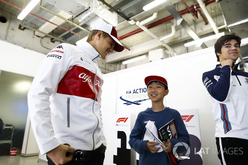 Marcus Ericsson, Sauber, incontra un giovane tifoso