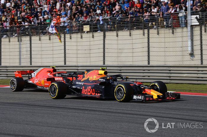 Max Verstappen, Red Bull Racing RB14 y Kimi Raikkonen, Ferrari SF71H battle