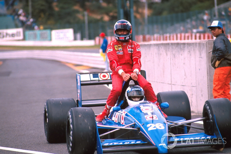 Stefan Johansson, Ligier, Gerhard Berger, Ferrari'yi aracının üstünde taşıyor
