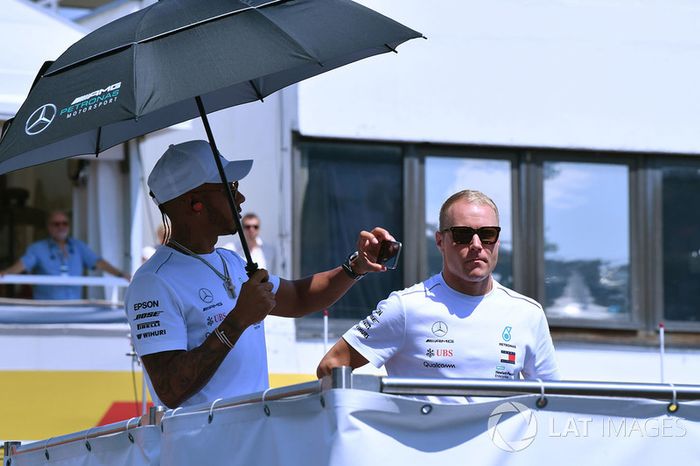 Lewis Hamilton, Mercedes-AMG F1 y Valtteri Bottas, Mercedes-AMG F1 en el drivers parade