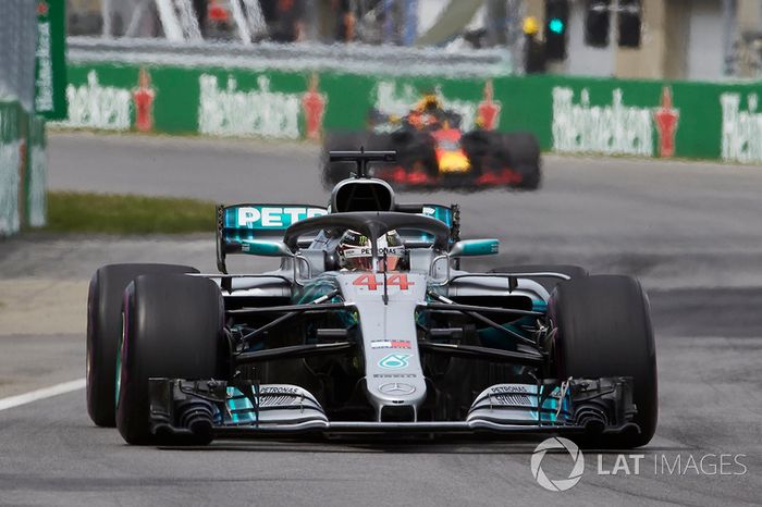 Lewis Hamilton, Mercedes AMG F1 W09, y Daniel Ricciardo, Red Bull Racing RB14