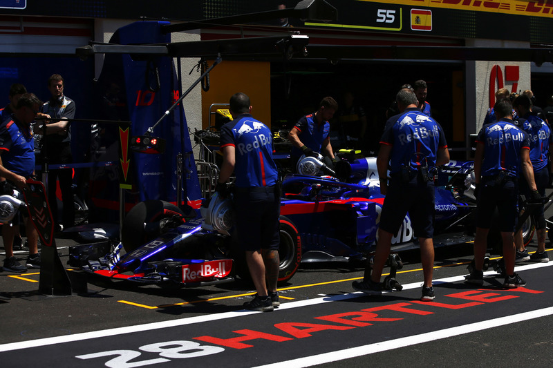 Pierre Gasly, Toro Rosso STR13, dans la voie des stands