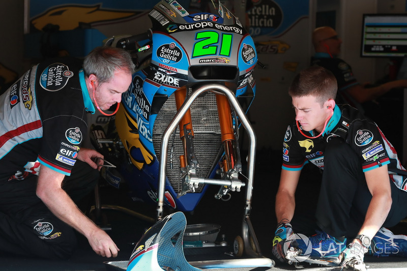 Mechanic of Franco Morbidelli, Estrella Galicia 0,0 Marc VDS