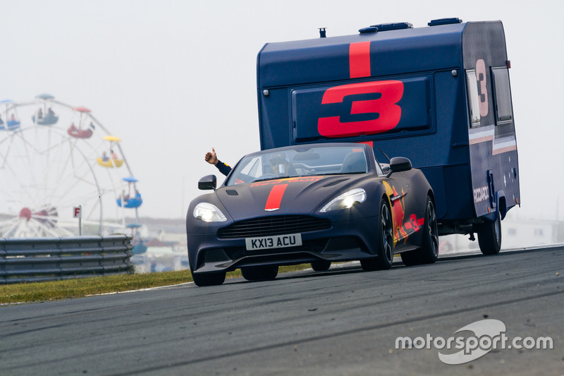 Max Verstappen con la caravana