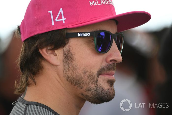 Fernando Alonso, con la gorra rosa de McLaren