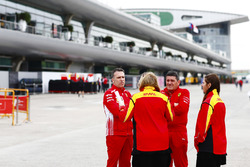 Des membres de Ferrari et DHL