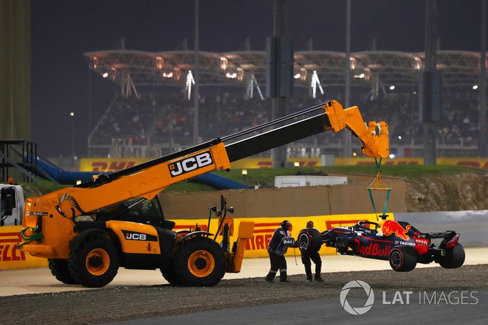 El coche de Daniel Ricciardo, Red Bull Racing RB14 Tag Heuer, es removido