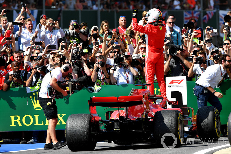 Le vainqueur Sebastian Vettel, Ferrari fête sa victoire dans le parc fermé
