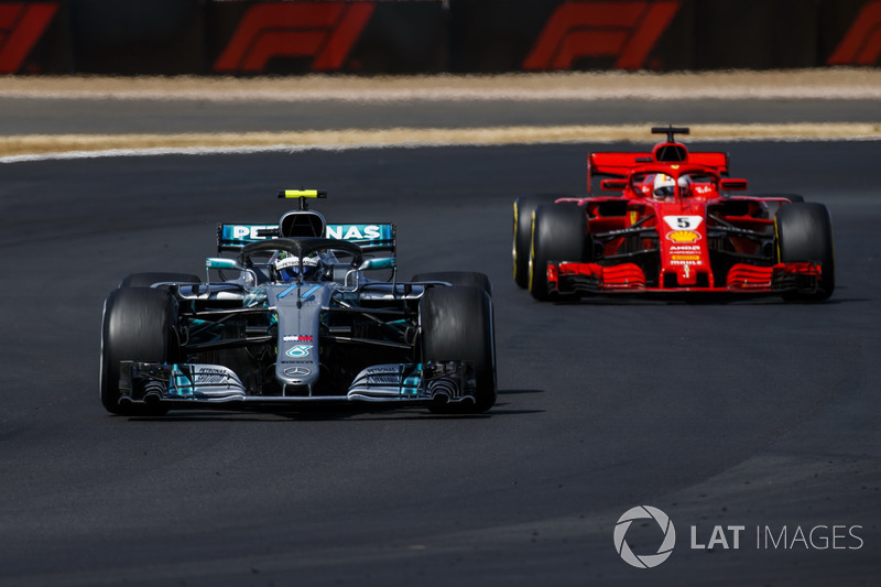 Valtteri Bottas, Mercedes AMG F1 W09, y Sebastian Vettel, Ferrari SF71H