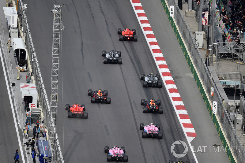Sebastian Vettel, Ferrari SF71H ve Lewis Hamilton, Mercedes-AMG F1 W09 EQ Power startta