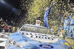 Il vincitore della gara Kevin Harvick, Stewart-Haas Racing, Ford Fusion Busch Light