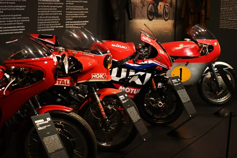 Des motos exposées au M24
