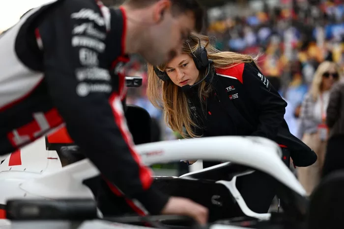Laura Mueller, race-ingenieur bij Haas F1, op de startgrid