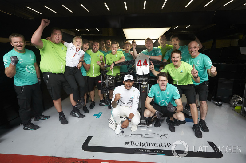Race winner Lewis Hamilton, Mercedes AMG F1, celebrates with his team