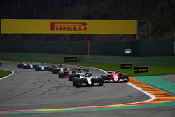 Lewis Hamilton, Mercedes-Benz F1 W08 ve Sebastian Vettel, Ferrari SF70H