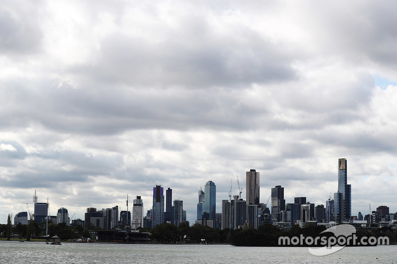 El horizonte de Melbourne detrás del Albert Park Lake