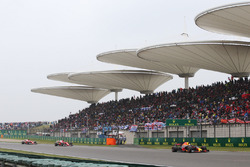 Daniel Ricciardo, Red Bull Racing RB13, leads Kimi Raikkonen, Ferrari SF70H and Sebastian Vettel, Ferrari SF70H