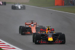 Max Verstappen, Red Bull Racing RB13 y Fernando Alonso, McLaren MCL32