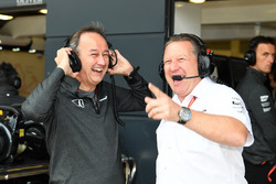 Керівний директор McLaren Джонатан Ніл, виконавчий директор McLaren Зак Браун