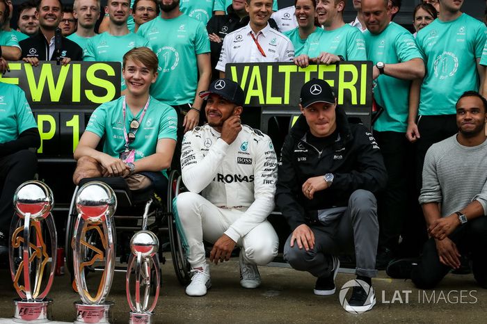 Ganador de la carrera Lewis Hamilton, Mercedes AMG F1 celebra con su hermano Nicolas Hamilton, Valtteri Bottas, Mercedes AMG F1, Billy Monger y el equipo