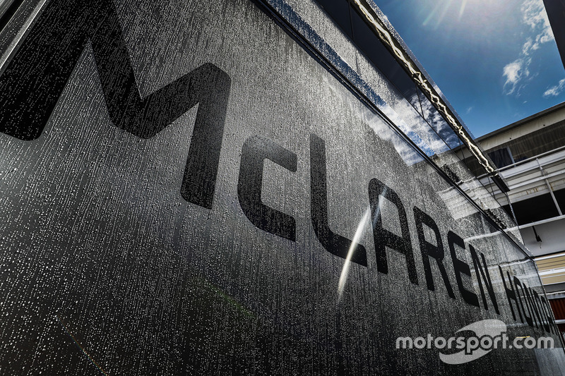 Моторхоум и логотип McLaren-Honda